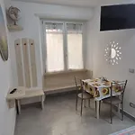 Leone Bed & Dreams Apartment Rom