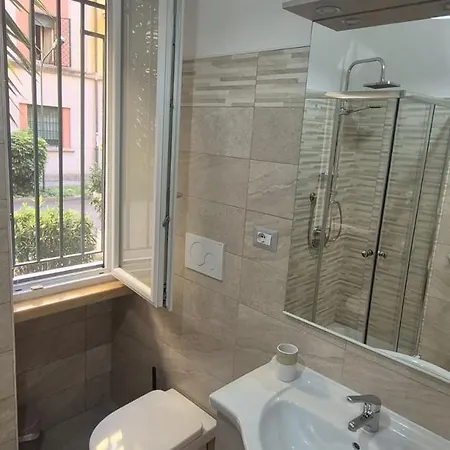 Leone Bed & Dreams *